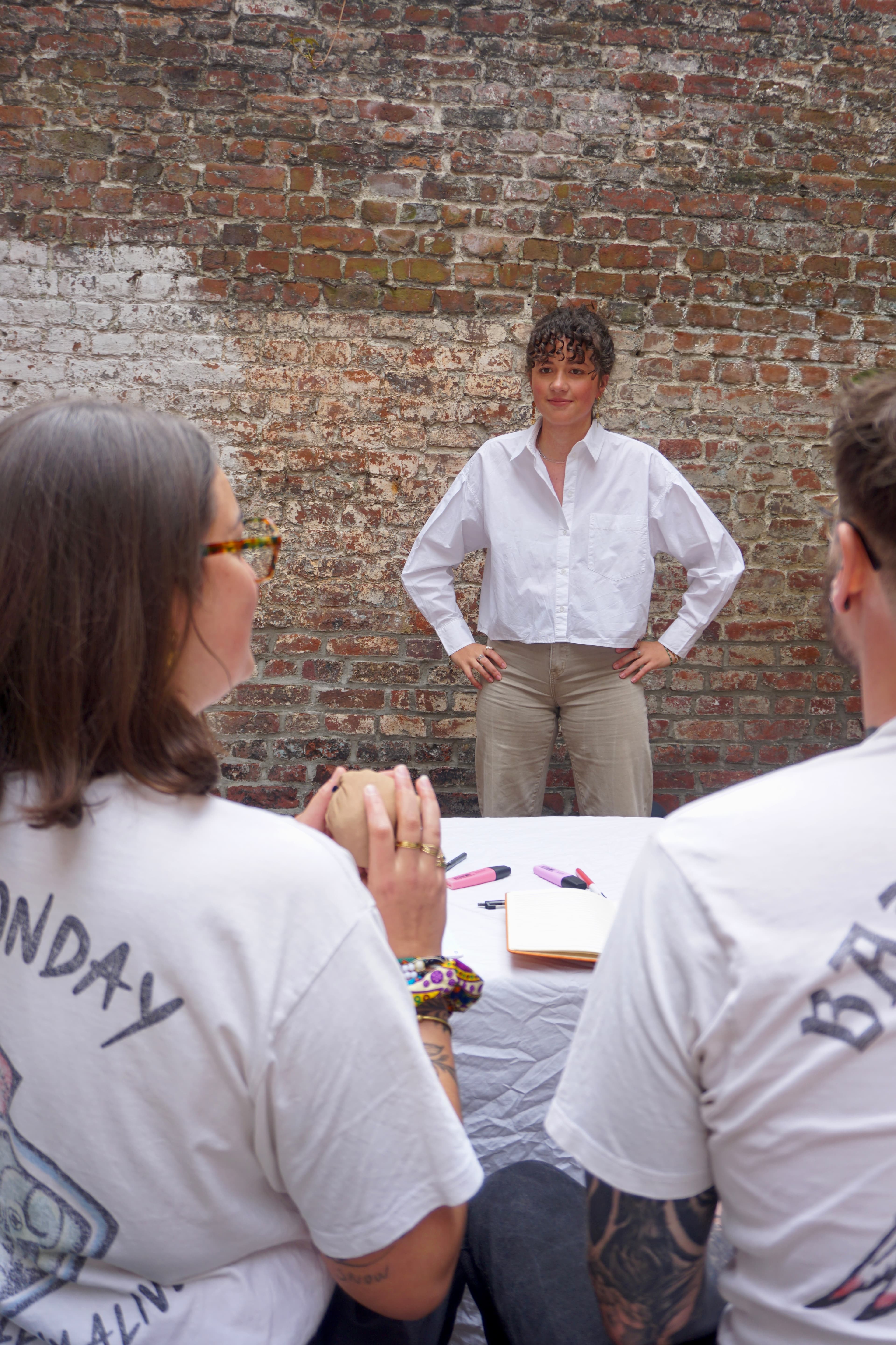 Zoé Dambrune animant un atelier en groupe